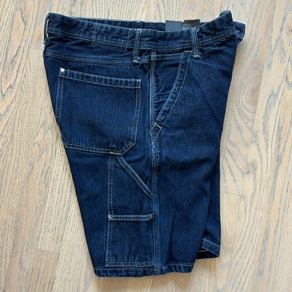H&M denim relaxed fit carpenter cargo shorts. Size 32 - Picture 6 of 10